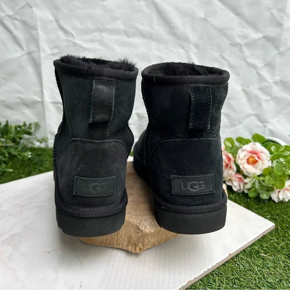 UGG Classic mini II black winter boots women SIZE 10 gently used